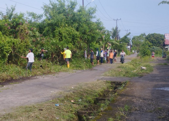 Warga RT 32 Srimulya Kompak Gotong Royong Jaga Kebersihan Lingkungan dan Jalin Silaturahmi