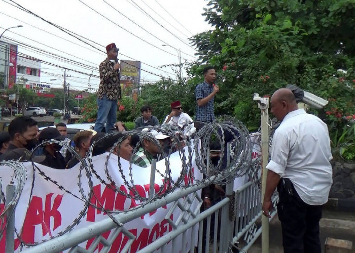 Puluhan Massa Tuntut Penundaan Musda XV BPD Hipmi Sumsel