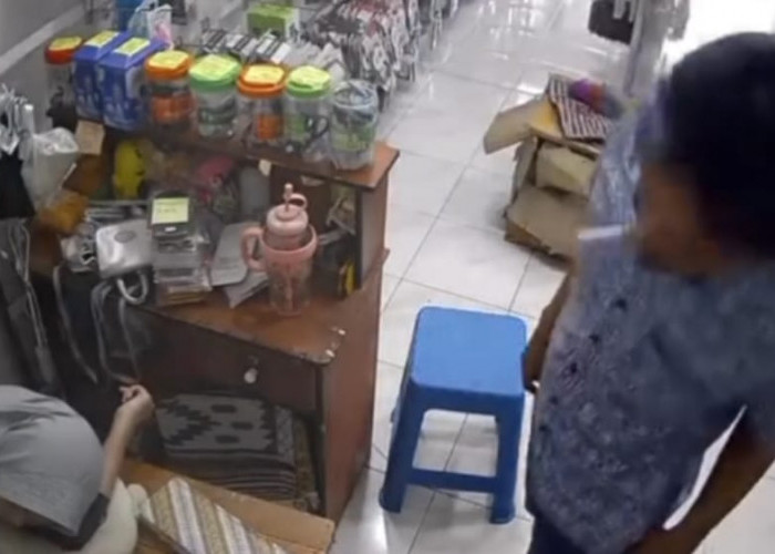 Aksi Pencurian Terekam CCTV, Handphone Pegawai Toko Aksesoris di Palembang Raib