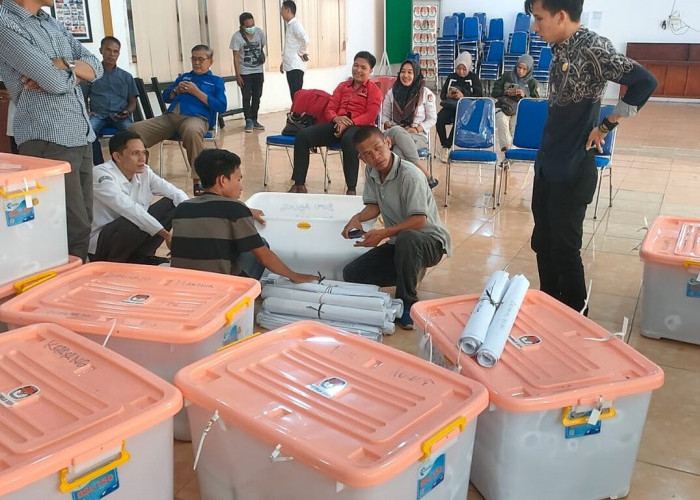 Lengkapi Bukti Sengketa Pemilu untuk Persidangan di Mahkamah Konstitusi, KPU OKI Buka Kontainer Surat Suara