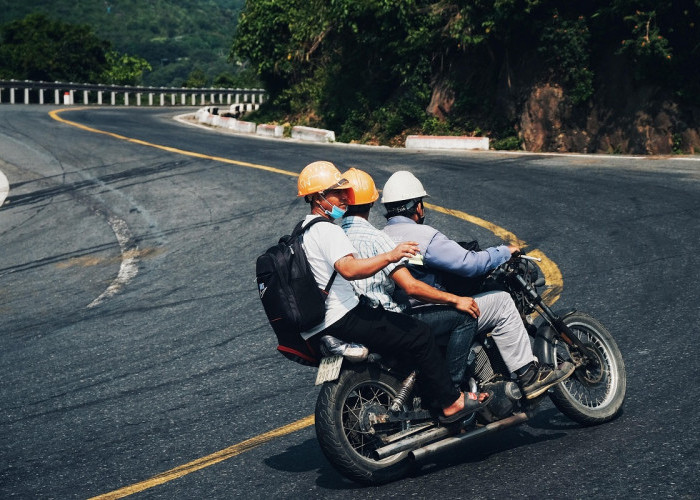 Bonceng Tiga di Motor, Kebiasaan Sepele yang Bisa Berujung Bahaya