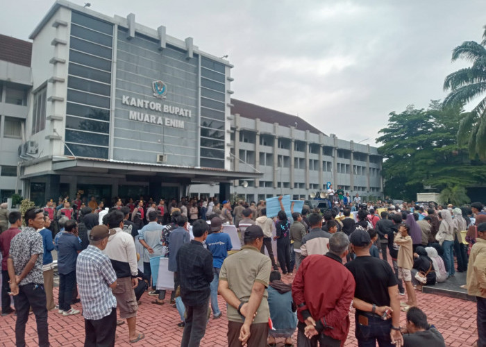 Ratusan Warga Gunung Megang Dalam Geruduk Kantor Bupati Muara Enim