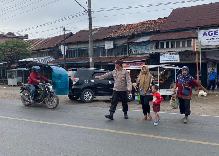 Petugas Posyan Pasar Indralaya Lakukan Pengamanan dan Pengaturan Mobilitas Kendaraan dan Orang 