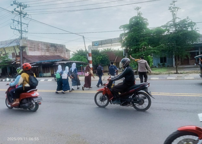 Atur Lalu Lintas di Jalintim Indralaya, Polsek Indralaya Laksanakan Strong Point