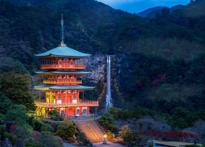  Kuil Agung Kumano Nachi Taisha Jepang, Destinasi Spiritual di Dekat Air Terjun 