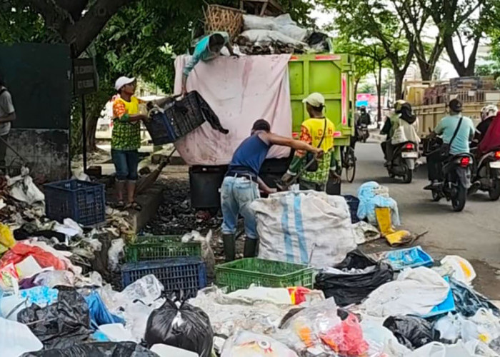 Sampah Berserakan Hingga ke Jalan Membuat Warga Kelurahan 3-4 Ulu Resah