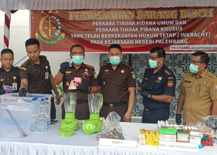 Kejari Palembang Hancurkan Ribuan Barang Bukti, Narkoba hingga Rokok Tanpa Cukai