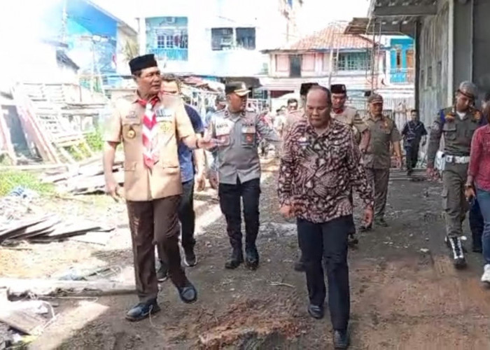 Bupati Sidak Bangunan Pasar, Gerbang Proyek di Buka Paksa
