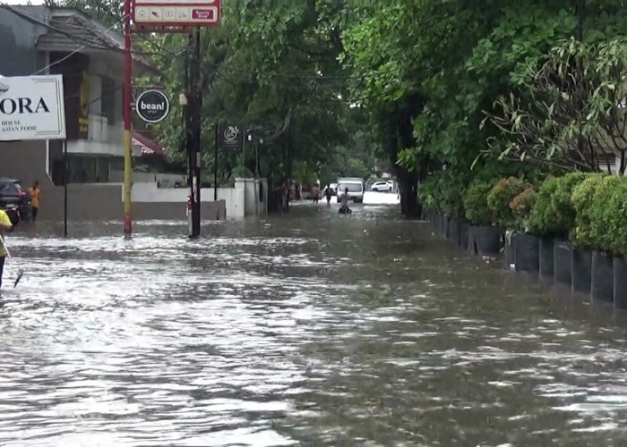 Hujan Deras Sebabkan Jalan Anwar Sastro Terendam Palembang