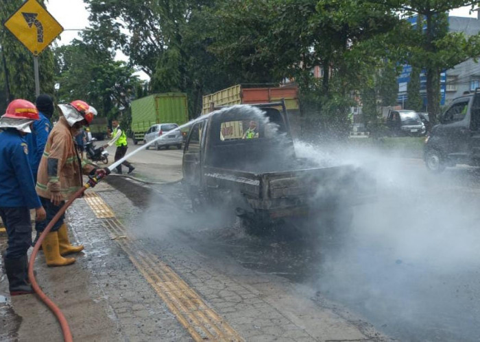 Mobil Diduga Pengangkut BBM Terbakar di Jalan Alamsyah Ratu Prawiranegara, Supir Melarikan Diri