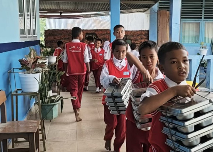 Setelah Sempat Dihentikan Sementara, Program Makan Bergizi Gratis Kembali Dimulai di SDN 178 Palembang