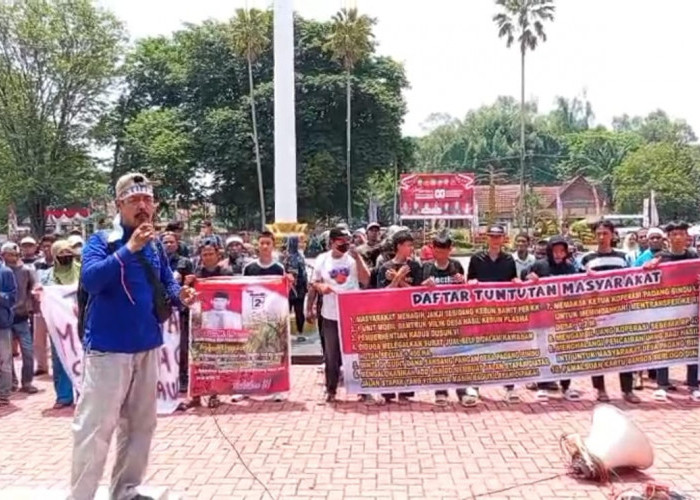 Ratusan Massa Geruduk Kantor Bupati Muara Enim, Minta Nonaktifkan Kades Padang Bindu