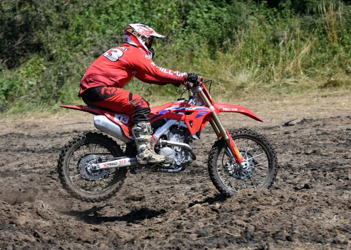 Motor Cross di Jalan Berlumpur, Tantangan Ekstrem yang Bikin Adrenalin Terpacu
