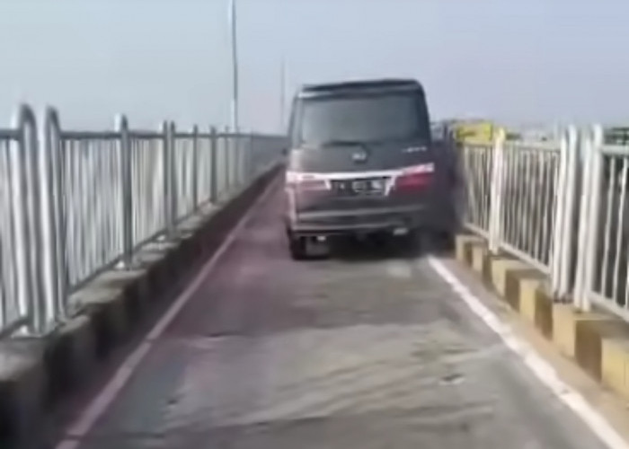 Viral! Mobil Memasuki Jalur Motor di Jembatan Suramadu, Menimbulkan Reaksi Warganet