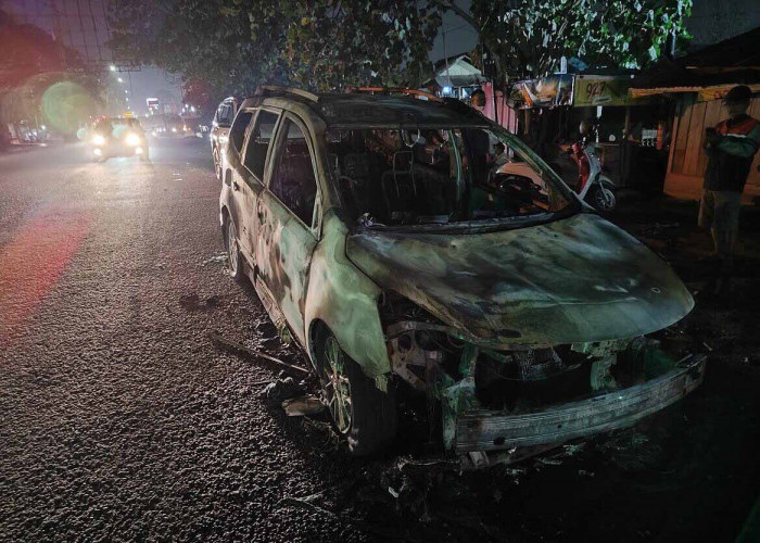 Heboh!!! Diduga Korsleting Kelistrikan, Mobil Nissan Grand Livina Hangus Terbakar di KM 11 Palembang