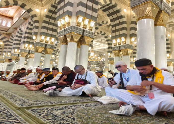 Tangis Haru Iringi 433 Jemaah Holiday Angkasa Wisata Saat Berziarah ke Makam Rasulullah