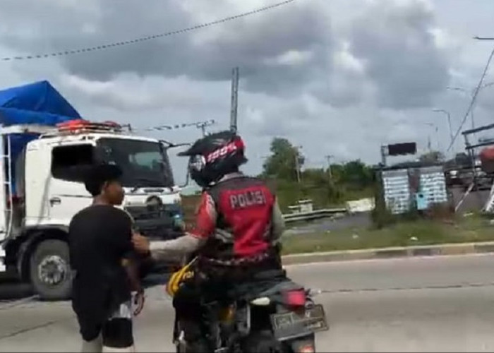 Pemalak Tertangkap Tangan di Lampu Merah Exit Tol Kramasan Arah Lampung