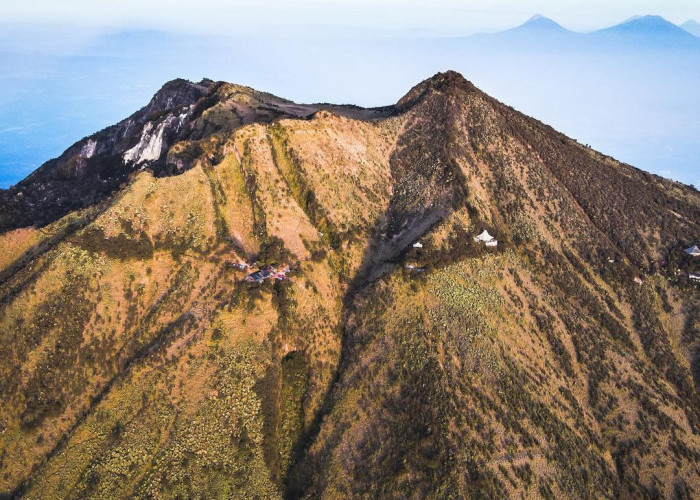 Cerita Mistis di Indonesia: Misteri Gunung Lawu yang Dikutuk oleh Prabu Brawijaya