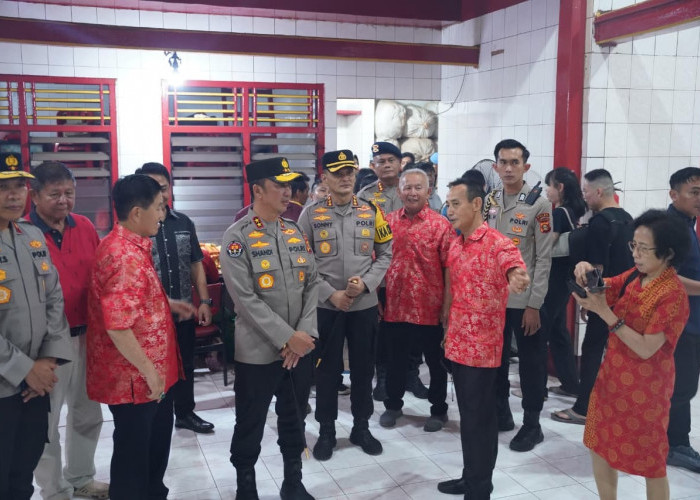 Didampingi Kapolrestabes Palembang, Kapolda Sumsel Tinjau Pengamanan Imlek di Sejumlah Klenteng Palembang