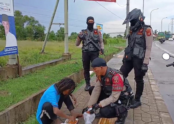 Personel Polres Ogan Ilir Peduli ODGJ, Beri Makanan dan Pakaian