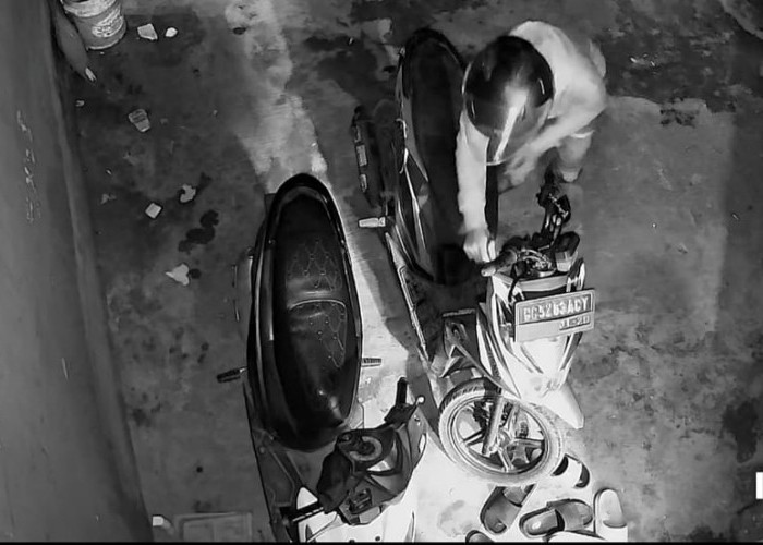 Gagal Curi Motor, Aksi Pelaku Terekam CCTV Sempat Dikejar Korban