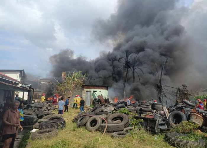 Gudang Penampungan Ban Bekas Terbakar, Tumpukan Ban Dilalap Sijago Merah