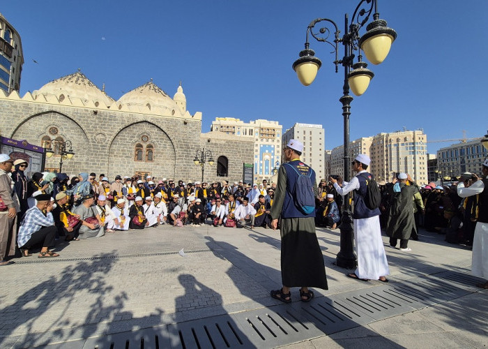433 Jamaah Umroh Holiday Angkasa Wisata Laksanakan Ziarah Dalam Sekitar Masjid Nabawi