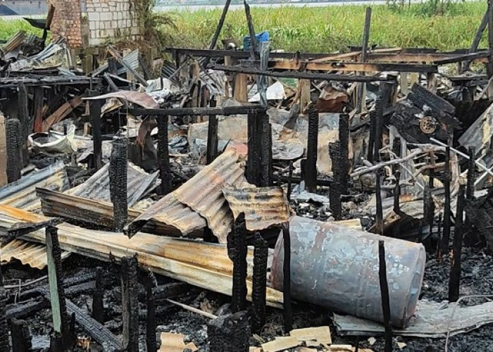 ODGJ Bakar Kasur, 7 Rumah di Karang Anyar Hangus Terbakar