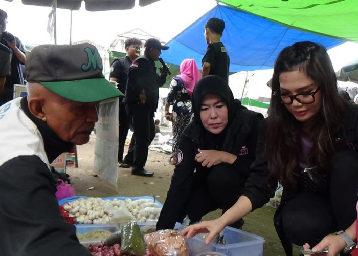 Fitrianti Sapa Pedagang Pasar Lunjuk Jaya dan Gelar Tebus Murah