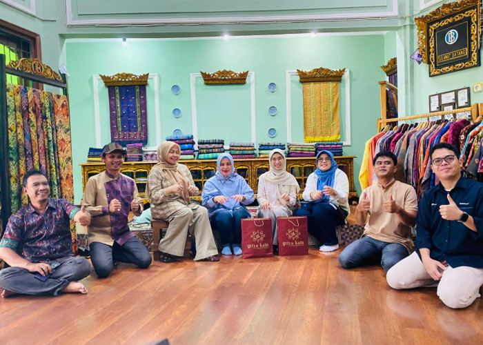 Tenun Tuan: Dari Warisan Keluarga Menuju Asa Pelestarian Budaya Palembang