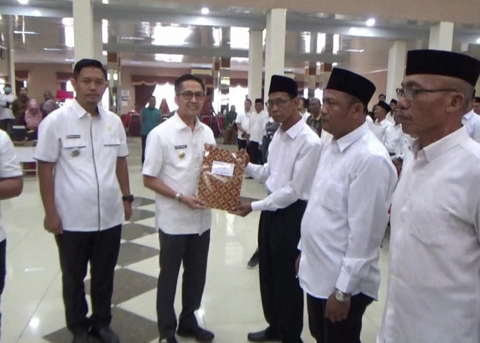 Pj Walikota Palembang Ratu Dewa Lantik Serentak RT dan RW Se-Kecamatan Sukarami