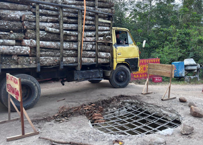 Kerangka Besi Terkuak, Jembatan Jalan Lintas Kabupaten di Kecamatan Payaraman Nyaris Ambruk
