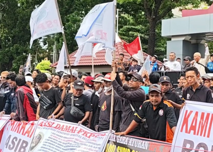 Ratusan Sopir Truk Gelar Aksi di Kantor Gubernur Sumsel, Tuntut Revisi Kebijakan Solar dan Jam Operasional 