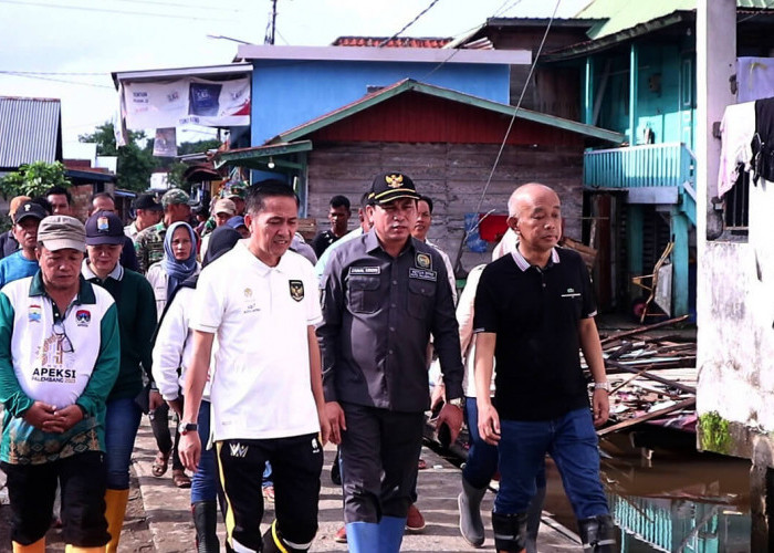 Pj Walikota Palembang Ratu Dewa dan Ketua DPRD Kota Palembang Zainal Abidin Tinjau Warga Terdampak Banjir