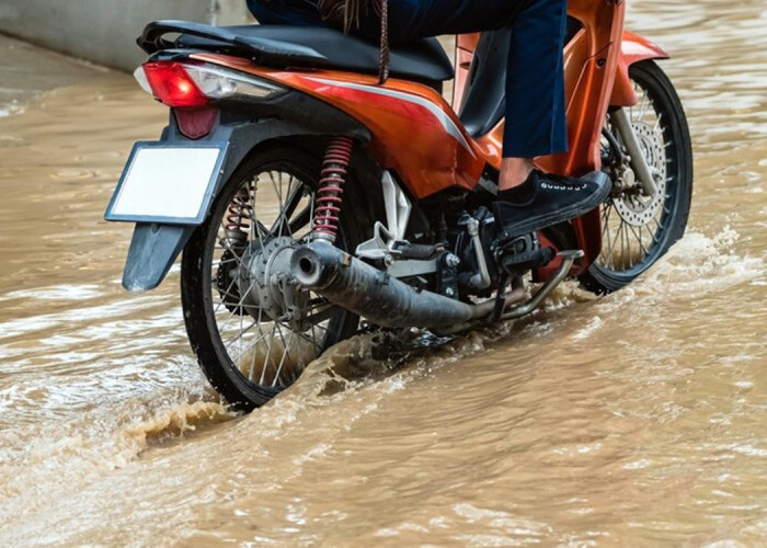Batasan Aman Motor Menembus Banjir, Jangan Sekedar Nekat