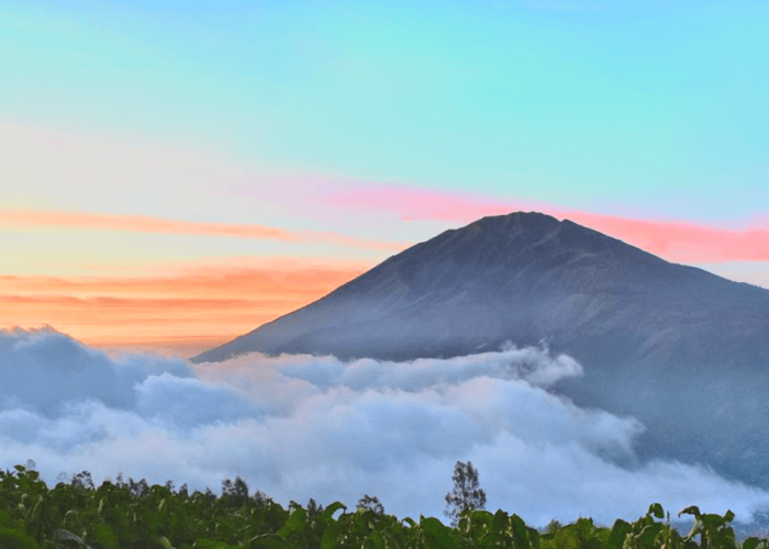 Pengalaman Mendebarkan di Puncak Merapi, Eksplorasi Gunung Berapi Terbesar di Jawa Tengah