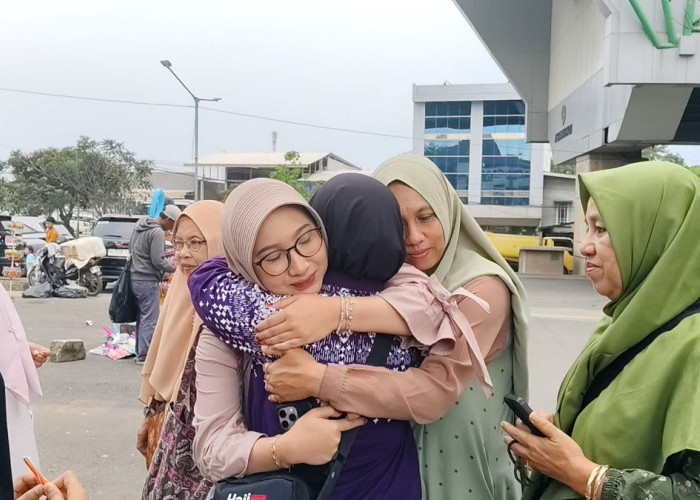 Momen Haru Warnai Kepulangan Jemaah Palembang