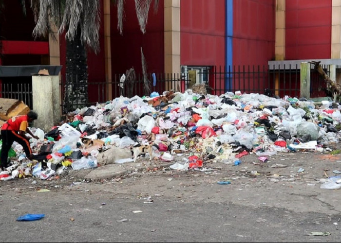 Banyak Sampah Menumpuk di Kota Prabumulih, Akses Jalan di TPA yang Rusak Menjadi Penyebabnya