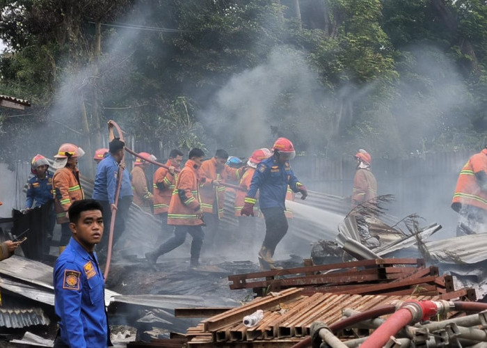 Diduga Korsleting Listrik, Tempat Tinggal Pekerja RS Mohammad Hoesin Palembang Terbakar