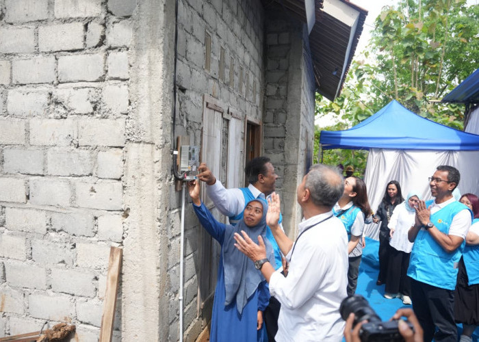 Terang yang Dinanti: Kisah Karmini Rasakan Kemerdekaan Energi Bersama PLN