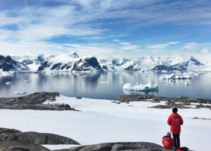 Viral! Penampakan Menyerupai Piramida yang Tertutup Es Pergunungan di Antartika