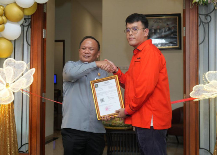 Kakanwil Kemenkum Sumsel Serahkan Sertifikat Terdaftar pada Peresmian Abbas Lawfirm