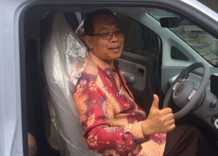 Kepala Sekolah SMKN 2 Palembang Test Drive Mobil Listrik Bantuan Presiden Jokowi