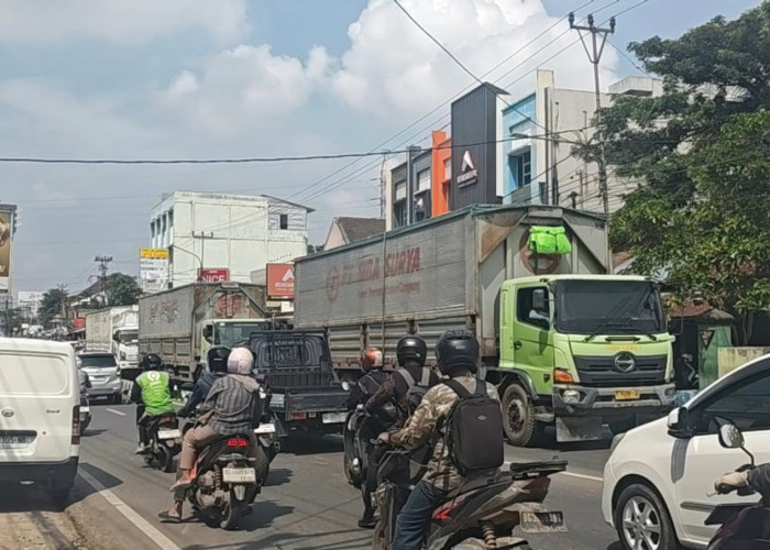 Truk Bertonase Besar Masih Nekat Melintas di Luar Jam Operasional Buat Warga Resah