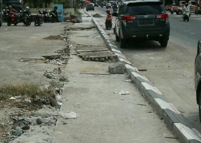 Dahulu Debu, Kini Pembatas Jalan yang Tinggi Juga Dikeluhkan Pemilik Ruko di Prabumulih
