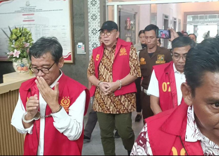Kejati Sumsel Serahkan Lima Tersangka Korupsi Perkebunan Sawit Musirawas ke Kejari