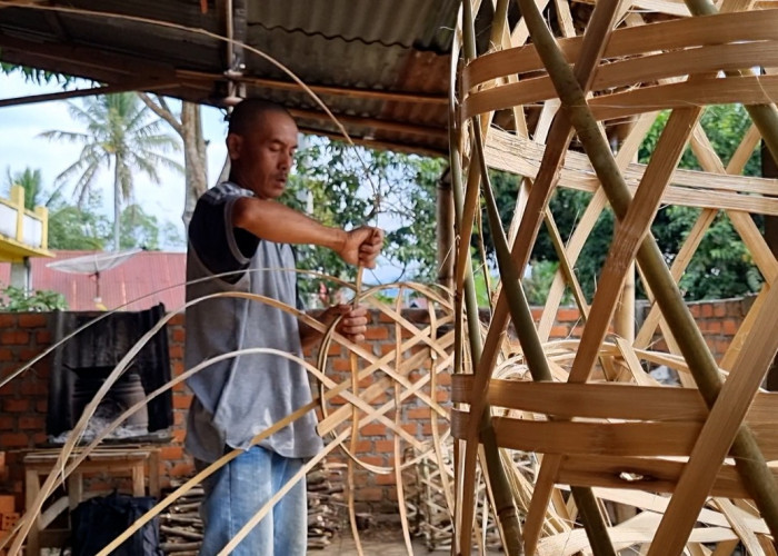 Musim Kemarau, Pengrajin Keranjang Anyaman Bambu di Pagar Alam Mengeluh Sepi Pembeli