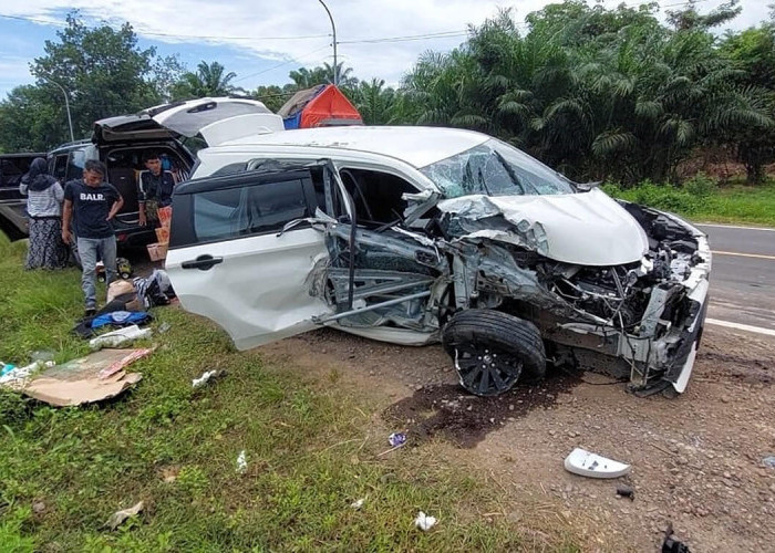 Akibat Sopir Kelelahan, Mobil Daihatsu Sigra Menabrak Truk Fuso Hingga Ringsek di Jalintim Palembang-Betung