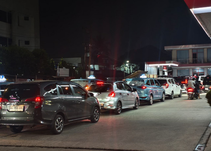 Diserbu Warga! SPBU di Palembang Padat dan Macet Akibat Isu BBM Naik
