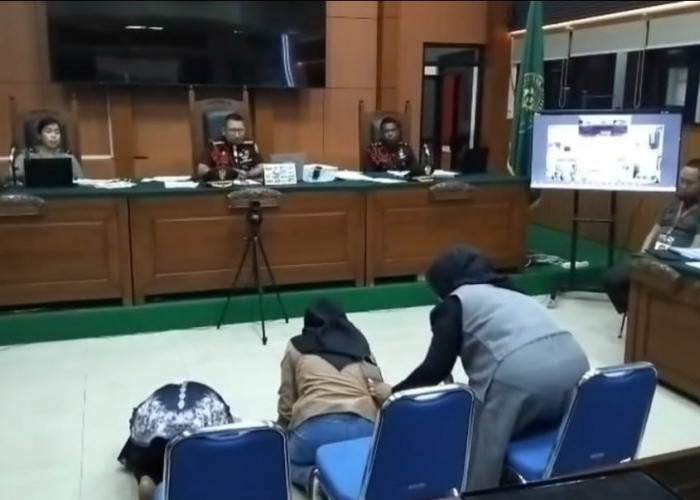 Bikin Haru Sidang!! Istri hingga Ibunda Korban Sujud di Depan Hakim, Minta Kopka Bazarsya Dihukum Mati